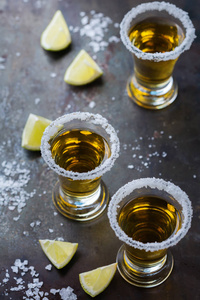 金色的墨西哥龙舌兰酒拍摄与绿色石灰和盐