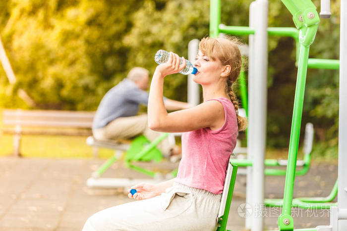 喝水休息的女人。健身