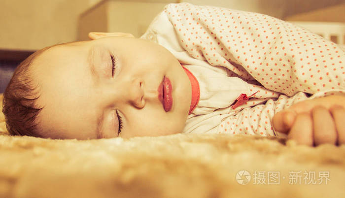 可爱的新生婴儿在床上睡觉