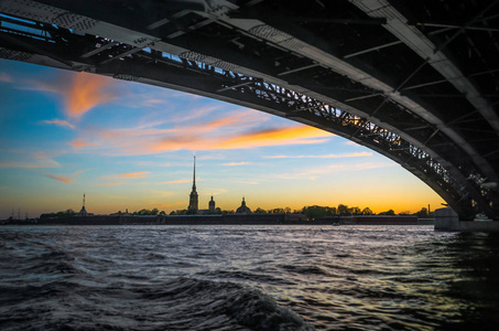 彼得和保罗要塞中在黄昏日落美景从桥下，晚上在圣彼得堡涅瓦河上