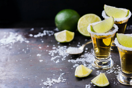 金色的墨西哥龙舌兰酒拍摄与绿色石灰和盐