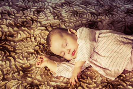可爱的新生婴儿在床上睡觉图片