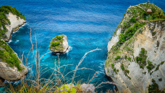 岩石中的海洋在 Atuh 海滩 Nusa Penida 岛，印度尼西亚