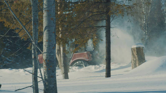 从森林里冬季道路除雪的拖拉机