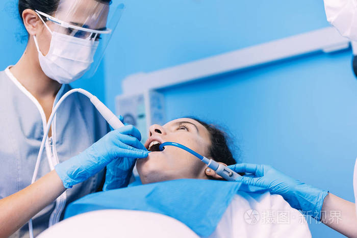 牙医与患者在牙科的干预