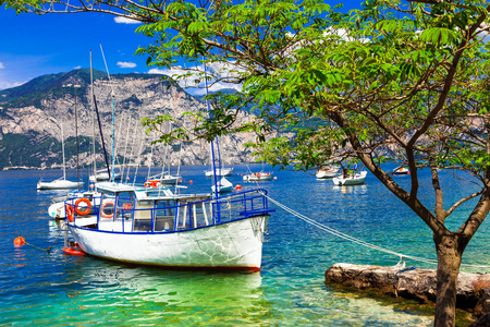 图案与小船在美丽的湖风光 Lago di Garda。意大利