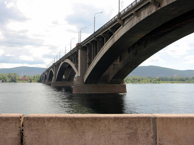 西伯利亚叶尼塞河上的大桥照片