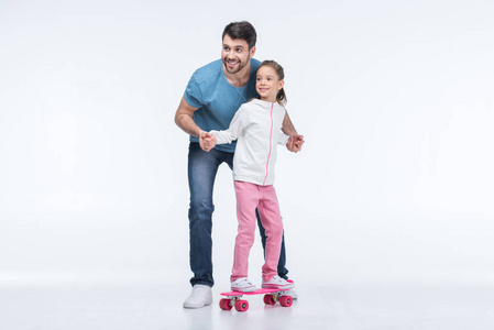 父亲和女儿与滑板图片