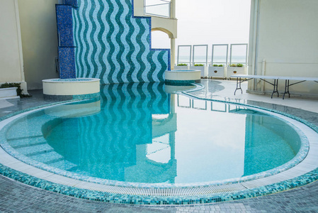 带有露台的酒店内圆形室外空泳池内部照片