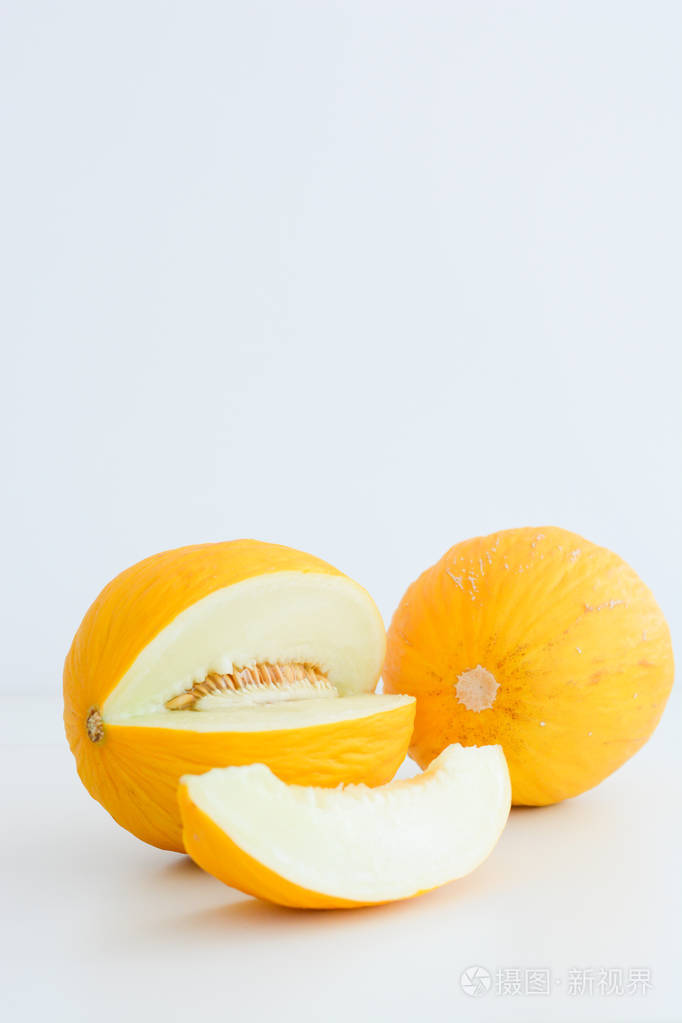 多汁的新鲜蜜瓜或孤立的白色背景上的哈密瓜水果切成薄片