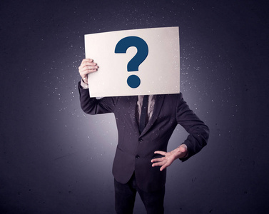 拿报纸带有问号的商人照片