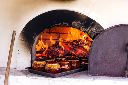 烧木头的炉子用盆里的食物