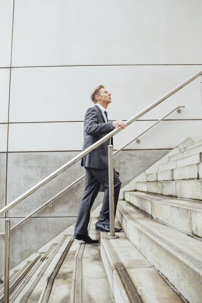 在楼梯上的商人