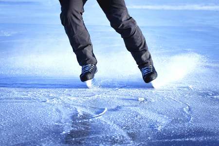 这家伙在冬天骑溜冰鞋在冰上
