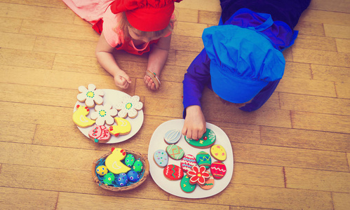 小男孩和女孩做复活节饼干