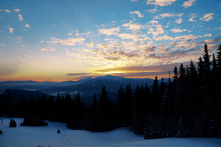 美丽的日出，在山在冬季