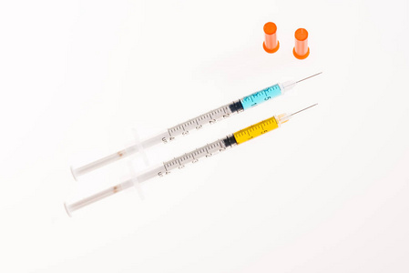 针疫苗的刻字及注射器组的瓶及带蓝色桌子高架上穿刺注射器注射器和