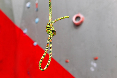 图八字结上黄色的攀岩绳照片