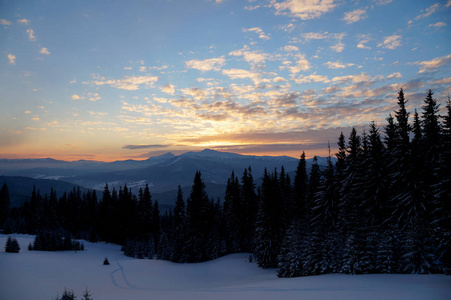 美丽的日出，在山在冬季