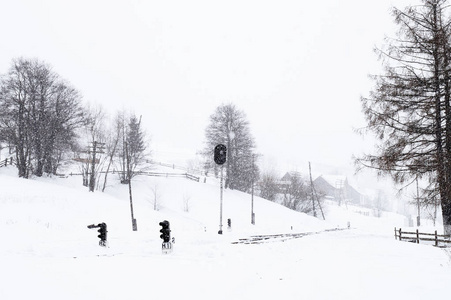 一个下雪的冬天场面与落雪在火车站从喀尔巴阡地区，乌克兰，欧洲