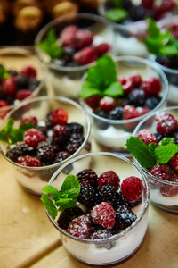 黑莓和覆盆子酸奶中的白