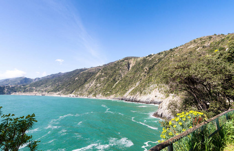 深颜色的五渔村，海岸的 Manarola 的春天