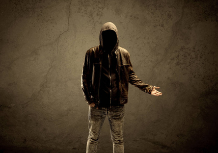 卧底蒙面陌生人在黑暗中照片