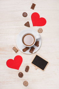 与巧克力球 咖啡杯 红心和笔记本情人节背景