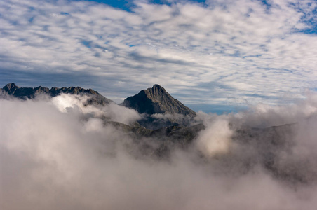 克里凡大山峰，在云层中。高塔特拉山区。Slova