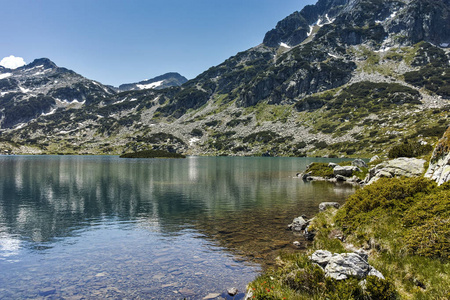 景观与 Demirkapiyski 鸡峰和 Popovo 湖，皮林山