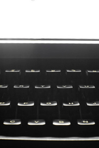 黑色的老式打字机键关闭