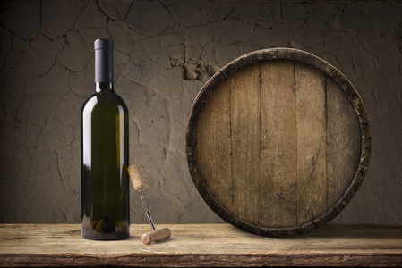 白色酒桶上的葡萄园在托斯卡纳，基安蒂意大利