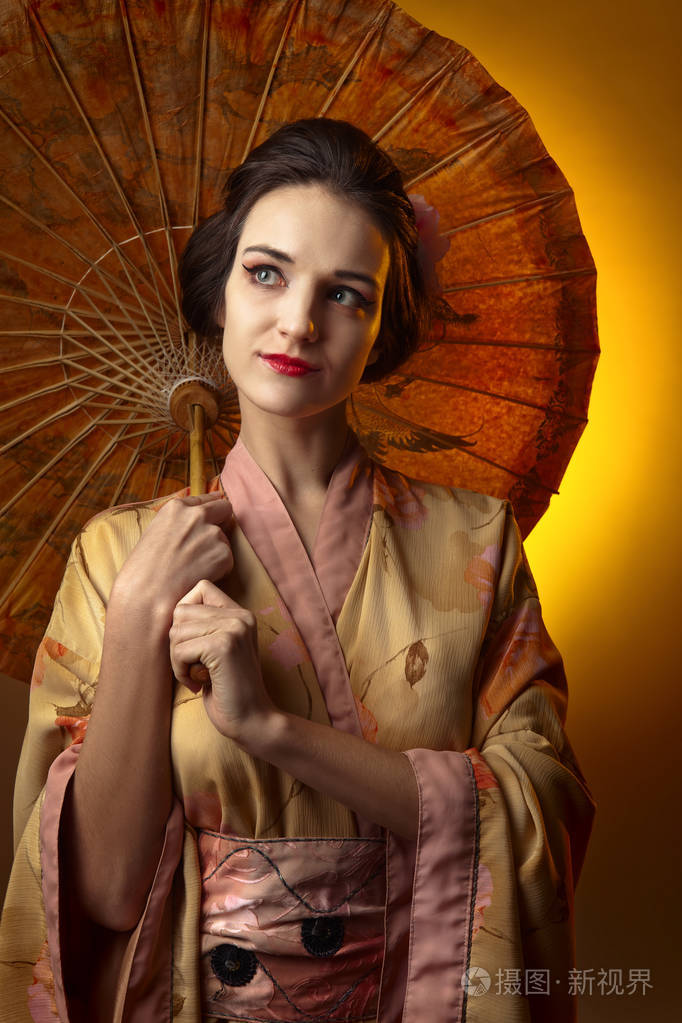 美丽的女人用的伞的传统日本和服