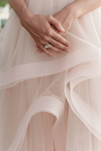 漂亮新娘手上的结婚戒指