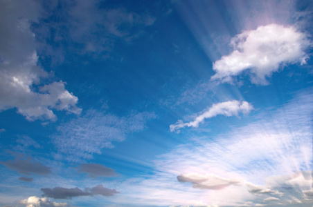 云。 漂浮在大气中的一种可见质量的冷凝水蒸气，通常高出地面。