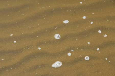 纹理，背景..海滩上的沙子。松散的粒状物质，淡黄棕色，由硅质和其他岩石侵蚀而成，形成海滩的主要组成部分，