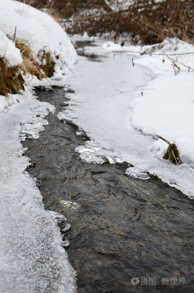 冬天在河边的冰