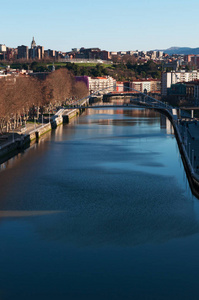 巴斯克人的国家，西班牙 构成的天际线的毕尔巴鄂和 nervion 酒店河祖里人行 白渡桥或由圣地亚哥卡拉特拉瓦坎波 Vola