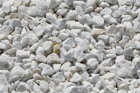 石灰石的固体结晶变质形态,通常为白色,有斑驳的颜色或条纹,能够接受