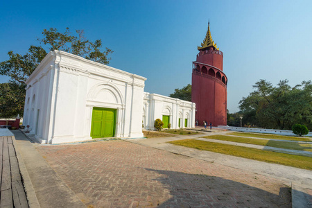 在缅甸曼德勒市曼德勒皇宫看塔
