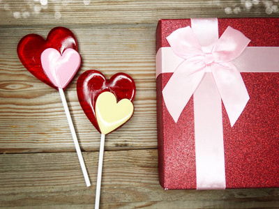 现在盒子心棒棒糖情人节爱假期的概念