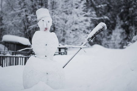 手里拿着扫帚的雪人