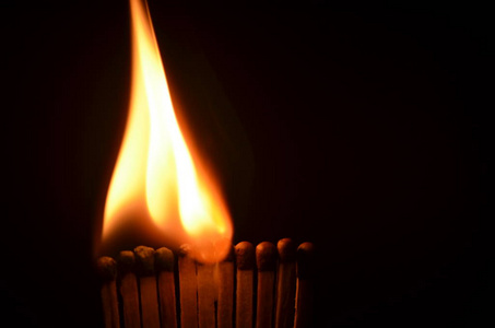 点亮的火柴图片