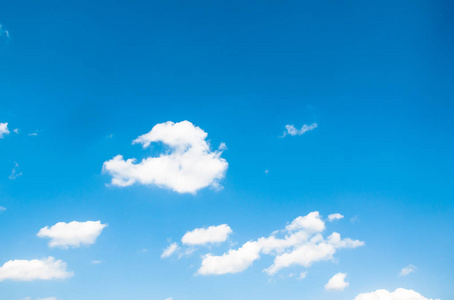 自然摘要的白云和蓝色天空背景照片