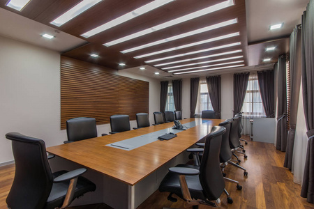现代会议室与固体木材表