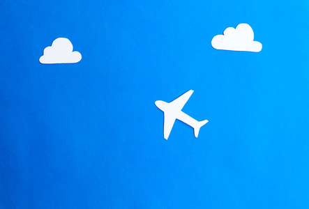 蓝色背景上的纸飞机