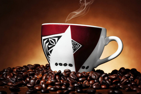 红杯热气腾腾的咖啡在咖啡 beans.horizontal 拍摄的非洲点缀