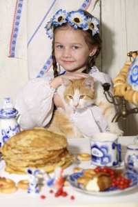 女孩和姜猫在桌