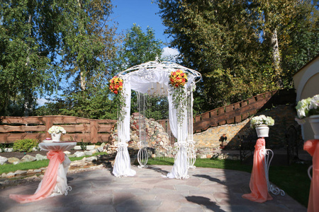 美丽婚礼拱装饰