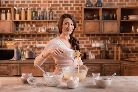 在厨房里做饭的女人